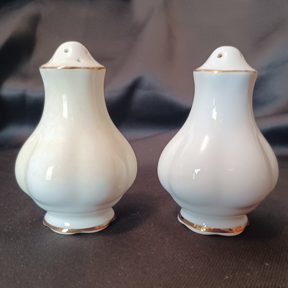 Vintage Royal Albert Val D'Or Salt and Pepper shakers. - Picture 1 of 10